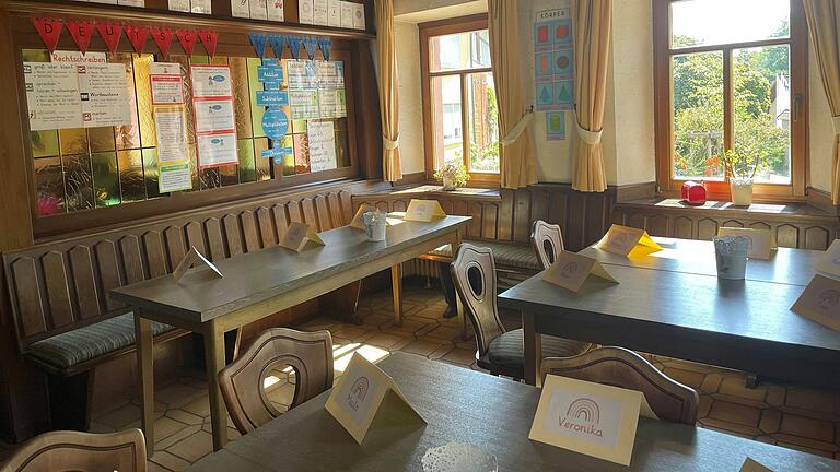 Die Klasse 4b der Grundschule Eußenheim hatte vor dem Umzug in den Neubau in einem ehemaligen Wirtshaus Unterricht.