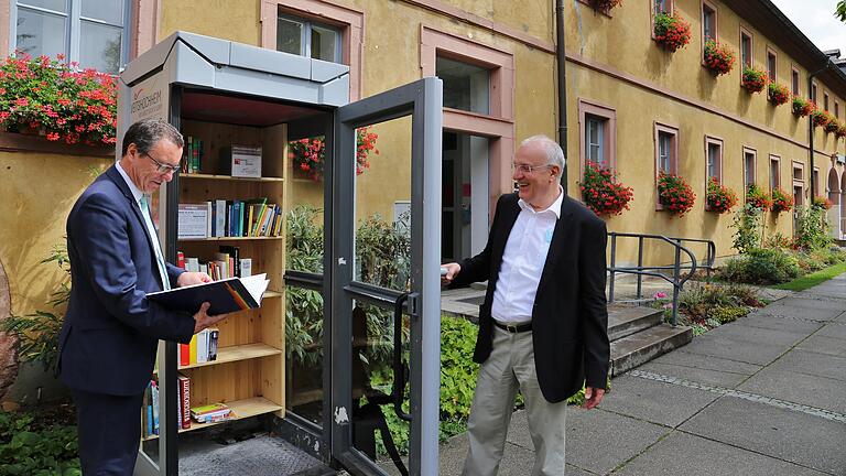 Bürgermeister Jürgen Götz zusammen mit Büchereileiter Martin Wehner (rechts).