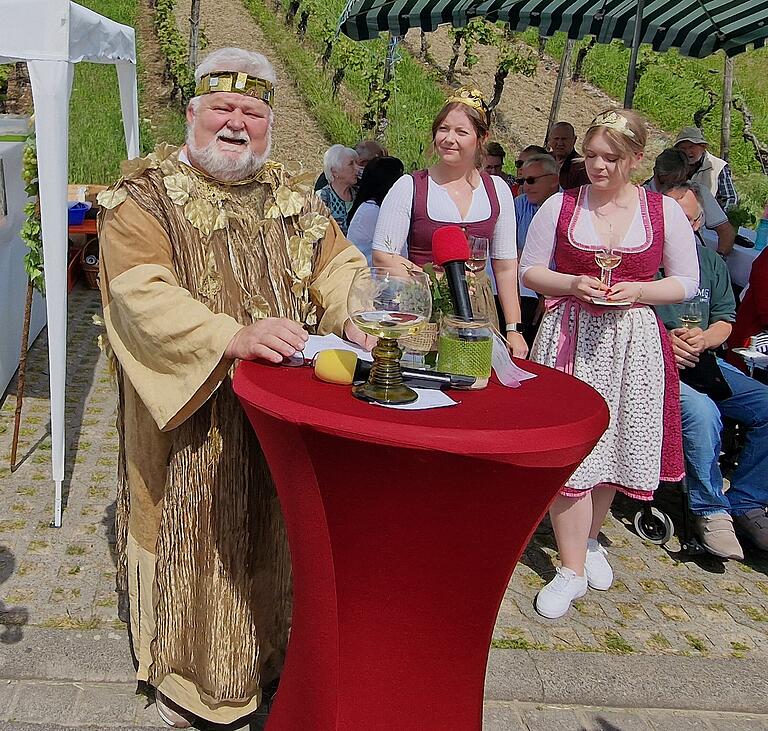 Die Veitshöchheimer Bacchus-Symbol-Figur Oswald Bamberger erheiterte die Zuhörer mit einem selbstgereimten Gedicht, während die Weinprinzessinnen aus den Nachbargemeinden, Theresa Galz aus Thüngersheim und Natalie Scheblein aus Güntersleben, mit einen Trinkspruch aufwarteten. Die Veitshöchheimer Bacchus-Symbol-Figur Oswald Bamberger erheiterte die Zuhörer mit einem selbstgereimten Gedicht, während die Weinprinzessinnen aus den Nachbargemeinden, Theresa Galz aus Thüngersheim und Natalie Scheblein aus Güntersleben, mit einen Trinkspruch aufwarteten.