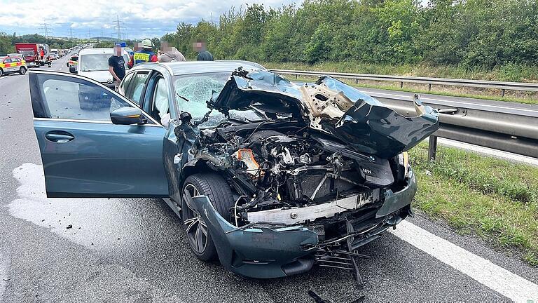 Völlig zerstört wurde dieser BMW bei dem Unfall auf der Maintalautobahn am Donnerstag. Der Fahrer erlitt beim Aufprall auf einen Lkw schwere Verletzungen.