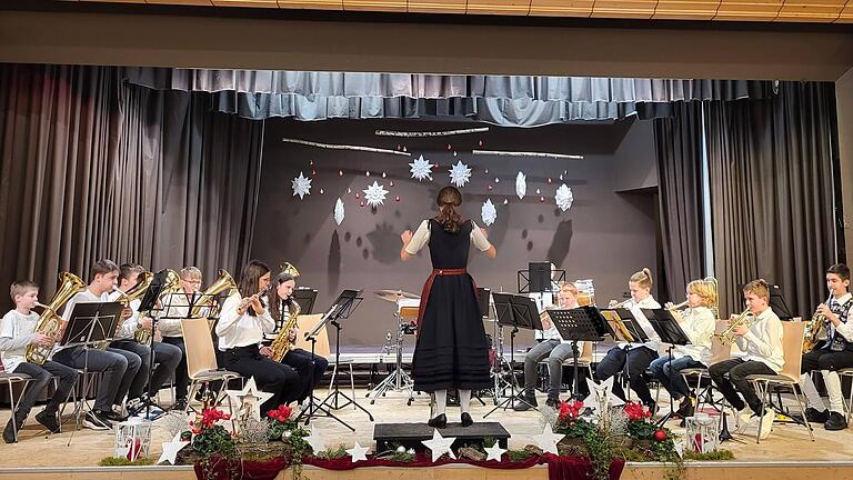 Großer Auftritt: Jungmusikanten aus der ganzen Großgemeinde zeigten beim Weihnachtskonzert unter der Leitung von Lena Sitzmann ihr Können.