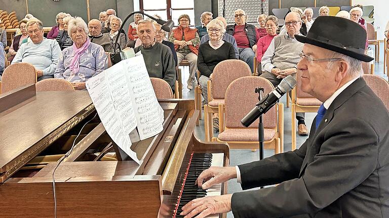 Der Pianist und Sänger Winfried Röhner gab ein Konzert im Kur-stift mit Frühlingsliedern, Wiener Liedern und Wiener Walzermelodien.       -  Der Pianist und Sänger Winfried Röhner gab ein Konzert im Kur-stift mit Frühlingsliedern, Wiener Liedern und Wiener Walzermelodien.