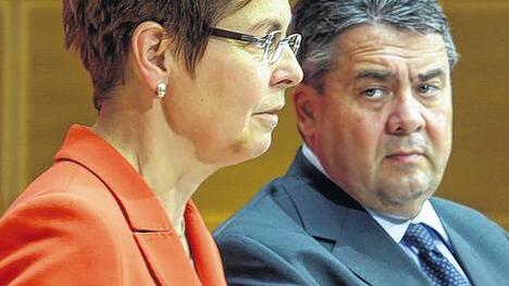 Lange Gesichter nach der Landtagswahl: Die Thüringer SPD-Spitzenkandidatin Heike Taubert und SPD-Chef Sigmar Gabriel am Montag im Willy-Brandt-Haus in Berlin.