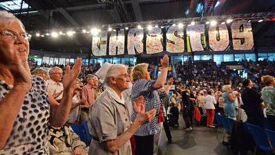 Evangelischer Kirchentag 2015 - Christustag       -  Tanzen und klatschen:  Rund 6000 evangelische Pietisten haben ihren &bdquo;Christustag&ldquo; in Stuttgart gefeiert &ndash; erstmals auf dem Gelände und im Programm des Deutschen Evangelischen Kirchentags.