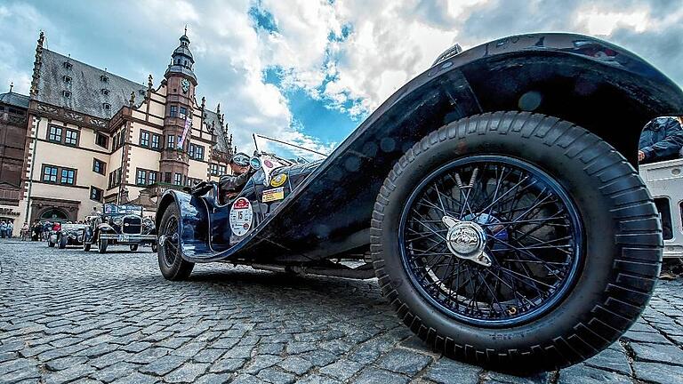 Design, das auffällt, ist bei der Sachs Franken Classic immer zu sehen. Zum Sachs Marktplatzsprint in Schweinfurt rollte dieser Jaguar SS100 (Baujahr) 1938 an. Viele weitere Bilder gibt es im Internet unter www.mainpost.de/schweinfurt.Fotos: Anand Anders