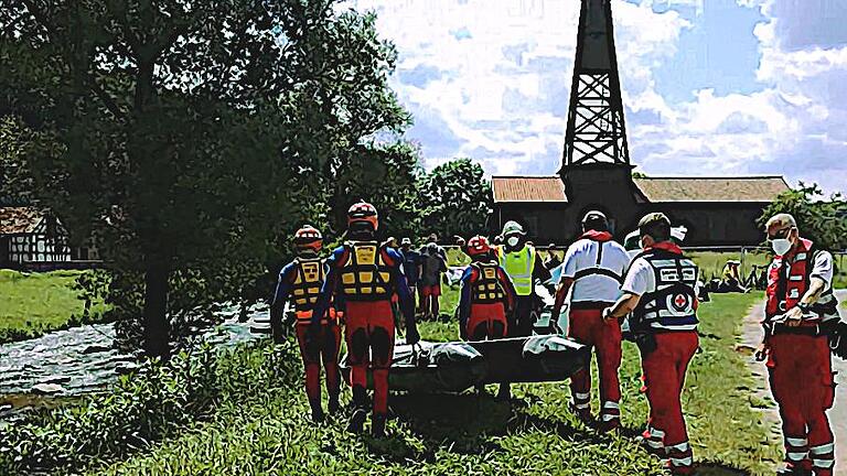 Wasserwacht, Feuerwehr und Rettungsdienst übten am vergangenen Samstag gemeinsam für den Ernstfall am Luitpoldsprudel bei Kleinbrach.       -  Wasserwacht, Feuerwehr und Rettungsdienst übten am vergangenen Samstag gemeinsam für den Ernstfall am Luitpoldsprudel bei Kleinbrach.