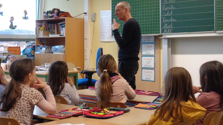 Ralf Hofmann übte mit den Kindern, sich Begriffe mit Hilfe von Körperteilen zu merken.