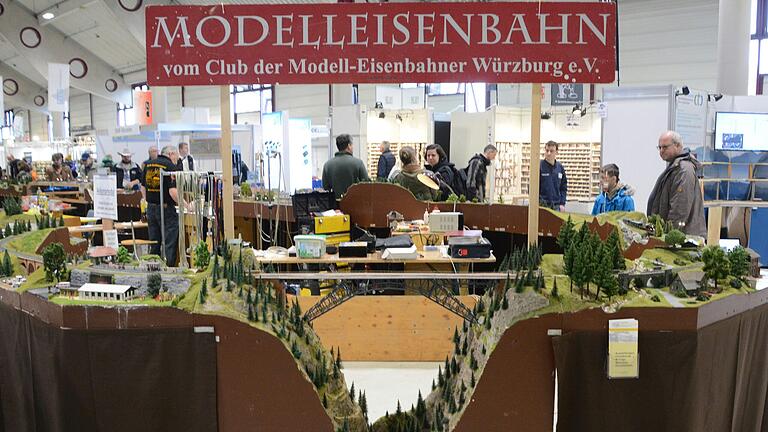 Bei diesem Messeauftritt des Clubs der Modell-Eisenbahner ist eine Modulstrecke mit der großen Talbrücke, einem der Markenzeichen der Strecke, zu sehen. Bei diesem Messeauftritt des Clubs der Modell-Eisenbahner ist eine Modulstrecke mit der großen Talbrücke, einem der Markenzeichen der Strecke, zu sehen.