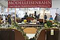 Bei diesem Messeauftritt des Clubs der Modell-Eisenbahner ist eine Modulstrecke mit der großen Talbrücke, einem der Markenzeichen der Strecke, zu sehen.
