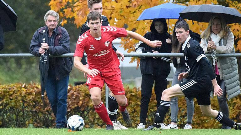 Daniel Fürst (am Ball, hier auf einem Archivfoto aus dem Oktober 2023) erzielte beim 6:3-Erfolg des FC Eibstadt gegen den SV Aura am vergangenen Wochenende alle sechs Treffer für sein Team. Daniel Fürst (am Ball, hier auf einem Archivfoto aus dem Oktober 2023) erzielte beim 6:3-Erfolg des FC Eibstadt gegen den SV Aura am vergangenen Wochenende alle sechs Treffer für sein Team.