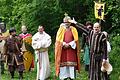 Stilecht kündigt Martin Mais (rechts) den Besuch des Kaisers Barbarossa in Burggrumbach an.