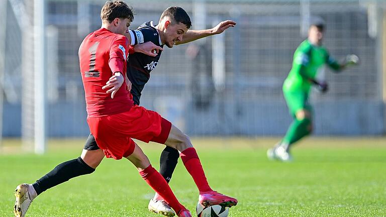 Wieder Spaß am Fußball: Maximilian Zaiser (rechts im Zweikampf mit Jonathan Asp Jensen) war am Samstag einer der auffälligsten Kickers-Akteure.