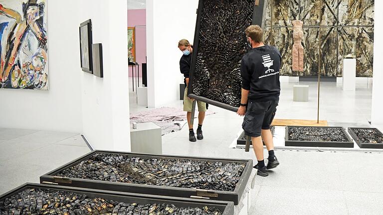 Weil die Kartoffeln, die der Künstler Robert Höfling im "Streichholzaltar" verwendet hat, von Brotkäfern befallen waren, musste das Kunstwerk abgebaut und gegen Schädlinge behandelt werden. Weil die Kartoffeln, die der Künstler Robert Höfling im "Streichholzaltar" verwendet hat, von Brotkäfern befallen waren, musste das Kunstwerk abgebaut und gegen Schädlinge behandelt werden.