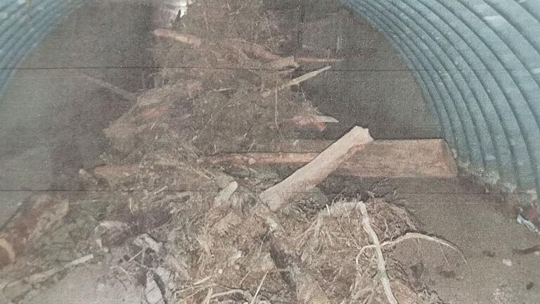 Sedimente, Tonnen von Steingeröll und Mengen von grobem Geäst verkleinerten den Durchlass des unterirdisch verlaufenden Flurgrabens in Winterhausen vor der Säuberung.