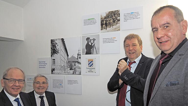 Regierungspräsident Eugen Ehmann, Bezirkstagspräsident Stefan Funk und der stellvertretende Würzburger Landrat Alois Fischer halfen ALE-Leiter Jürgen Eisentraut (Zweiter von rechts) die Jubiläumsausstellung über 100 Jahre Ländliche Entwicklung in Unterfranken zu enthüllen. Regierungspräsident Eugen Ehmann, Bezirkstagspräsident Stefan Funk und der stellvertretende Würzburger Landrat Alois Fischer halfen ALE-Leiter Jürgen Eisentraut (Zweiter von rechts) die Jubiläumsausstellung über 100 Jahre Ländliche Entwicklung in Unterfranken zu enthüllen.