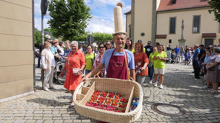 Etwas orginelles hat sich wieder der Sander Korbmachermeister Stefan Rippstein einfallen lassen. Mit einem Bauladen und dem passenden Hut, beides natürlich eigenhändig geflochten, war er als Erdbeerverkäufer beim Festzug dabei. Etwas orginelles hat sich wieder der Sander Korbmachermeister Stefan Rippstein einfallen lassen. Mit einem Bauladen und dem passenden Hut, beides natürlich eigenhändig geflochten, war er als Erdbeerverkäufer beim Festzug dabei.