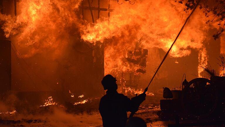 Ein Großbrand hat am Dienstagmorgen ein landwirtschaftliches Anwesen in Hollstadt verwüstet. Stallung, Scheune und Werkstatt wurden ein Raub der Flammen. Ein Großbrand hat am Dienstagmorgen ein landwirtschaftliches Anwesen in Hollstadt verwüstet. Stallung, Scheune und Werkstatt wurden ein Raub der Flammen.