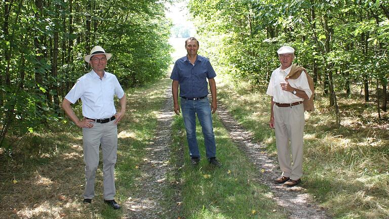 Heute wächst auf der einst kahlen Flur ein stattlicher Wald, über den sich (von links) Bürgermeister Ullrich Werner, Bauhofleiter Walter Zeißner und Altbürgermeister Wendelin Fenn freuen. Heute wächst auf der einst kahlen Flur ein stattlicher Wald, über den sich (von links) Bürgermeister Ullrich Werner, Bauhofleiter Walter Zeißner und Altbürgermeister Wendelin Fenn freuen.