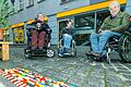 Der Verein WüSL baut Rampen aus gesammelten und gespendeten Legosteinen und stellt diese dann Läden oder Cafés in Würzburg zur Verfügung, die eine Stufe am Eingang haben. Von links: Julian Wendel (Sprecher für Barrierefreiheit),&nbsp;Frederik Suter und Michael Gerr (Leiter der Beratungsstelle von WüSL).