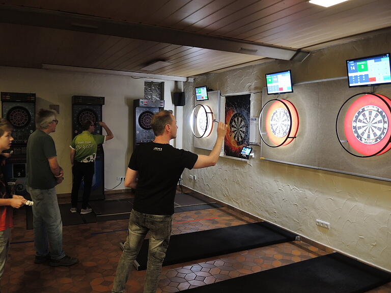 Dart-Sport ist eine reizvolle und immer beliebter werdende Geschicklichkeitssportart für jede Altersklasse und kann problemlos in gemischten Mannschaften ausgeübt werden. Dart-Sport ist eine reizvolle und immer beliebter werdende Geschicklichkeitssportart für jede Altersklasse und kann problemlos in gemischten Mannschaften ausgeübt werden.