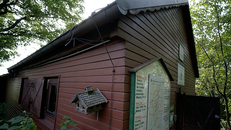 Die Milseburg-Hütte 2019 kurz vor der Schließung vor genau zwei Jahren. Jetzt wurde eine Klage zurückgenommen, so dass diese Hütte abgerissen werden und eine neue gebaut werden kann. Die Milseburg-Hütte 2019 kurz vor der Schließung vor genau zwei Jahren. Jetzt wurde eine Klage zurückgenommen, so dass diese Hütte abgerissen werden und eine neue gebaut werden kann.