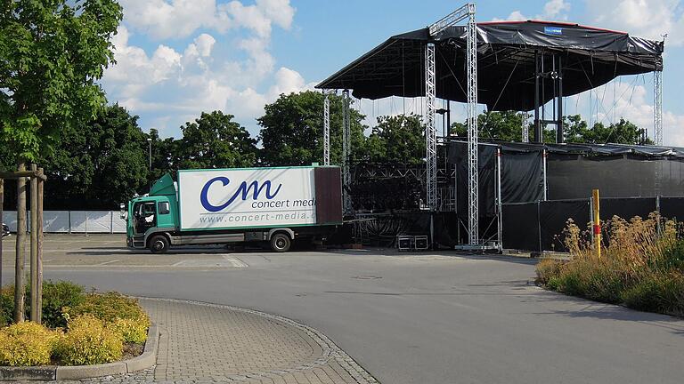 Auf dieser Bühne wird am Sonntag Mark Forster auftreten und bis zu 10.000 Fans auf dem Festplatz begeistern. Auf dieser Bühne wird am Sonntag Mark Forster auftreten und bis zu 10.000 Fans auf dem Festplatz begeistern.