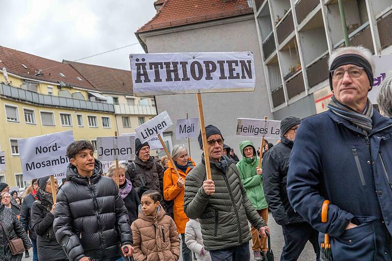 Die Teilnehmerinnen und Teilnehmer hielten Schilder hoch, auf denen die Namen von Ländern, die aktuell im Krieg sind, standen.&nbsp;