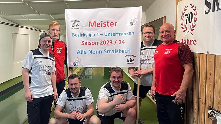 Sie wurden Meister in der Bezirksliga 1 (von links): Bastian Schreiner, Timo Wegemer, Sebastian Schölzke, Pascal Schreiner, Torsten Straub und Uwe Simmroth.       -  Sie wurden Meister in der Bezirksliga 1 (von links): Bastian Schreiner, Timo Wegemer, Sebastian Schölzke, Pascal Schreiner, Torsten Straub und Uwe Simmroth.