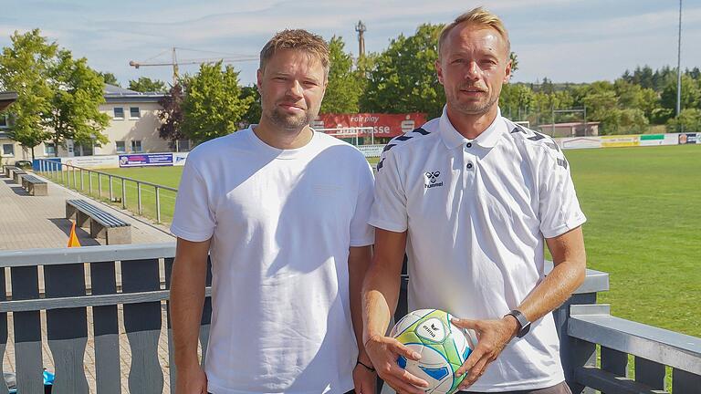 Die Trainer Christoph Fischer (rechts) und Marcus Lockner konnten sich über einen überraschenden Auftakterfolg freuen.