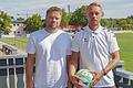 Die Trainer Christoph Fischer (rechts) und Marcus Lockner konnten sich über einen überraschenden Auftakterfolg freuen.