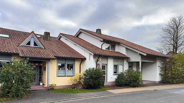 Der Neuendorfer Kindergarten (links) und das Pfarrheim (rechts) könnten von einer zentralen Erdwärmesondenanlage als Heizung profitieren.