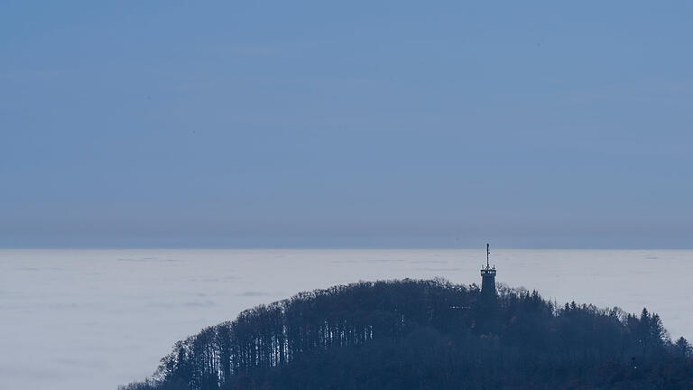 Herbstsonne in der Rhön. Während Unterfranken im Nebel versinkt, präsentieren sich die Kuppen der Rhön, wie hier an der Hochrhönstraße, bei Sonnenschein und blauem Himmel.