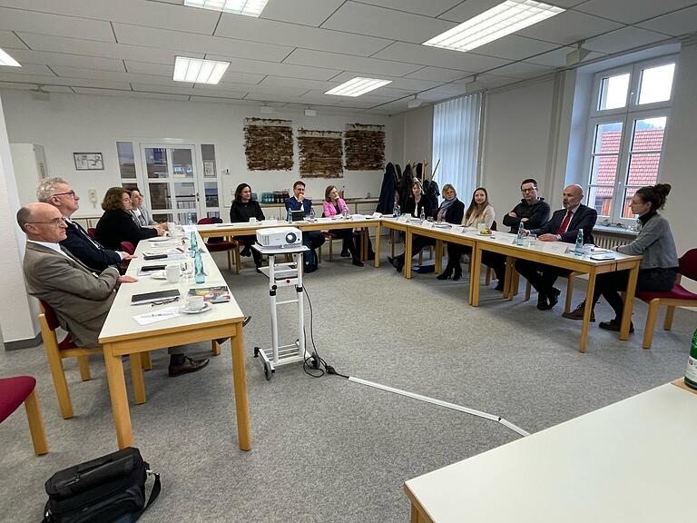 Die Teilnehmer tauschten sich über das Kursprogramm und die Finanzierung der Bildungsarbeit aus. Die Teilnehmer tauschten sich über das Kursprogramm und die Finanzierung der Bildungsarbeit aus.