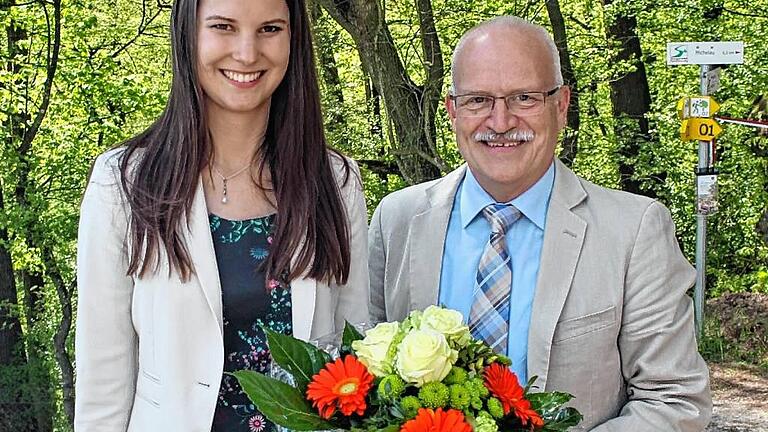 Die Fränkische Weinkönigin Christina Schneider erhielt von Oberschwarzachs Bürgermeister Manfred Schötz einen Blumenstrauß. Das große Bild zeigt den neuen Weinweg. Die Fränkische Weinkönigin Christina Schneider erhielt von Oberschwarzachs Bürgermeister Manfred Schötz einen Blumenstrauß. Das große Bild zeigt den neuen Weinweg.