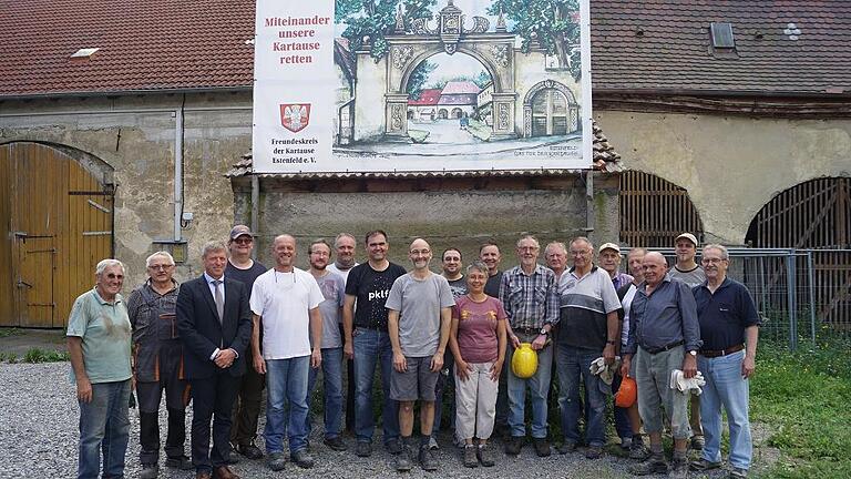 Top motiviert trotz der schweren Arbeit: Die Freiwilligen, die die ehemaligen Wohngebäude der denkmalgeschützten Kartause Estenfeld entrümpelt haben. Top motiviert trotz der schweren Arbeit: Die Freiwilligen, die die ehemaligen Wohngebäude der denkmalgeschützten Kartause Estenfeld entrümpelt haben.