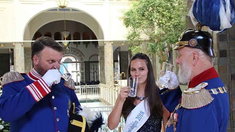 Lars Streiberger alias König Maximilian II von Bayern (links), Quellenkönigin Carina Wehner und Prinzregent Luitpold (Peter Krug) stellten sich der Blindverkostung. Foto: Benedikt Borst       -  Lars Streiberger alias König Maximilian II von Bayern (links), Quellenkönigin Carina Wehner und Prinzregent Luitpold (Peter Krug) stellten sich der Blindverkostung. Foto: Benedikt Borst