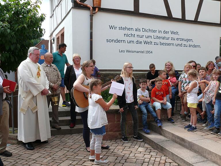 Diakon Norbert Betz erteilte der neuen Kultureinrichtung den kirchlichen Segen und die Kindergartenkinder umrahmten die Festveranstaltung musikalisch.