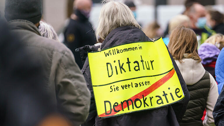 Die geplante Demonstration der Initiative 'Querdenken' am Samstag in Schweinfurt wurde nun doch von der Stadt verboten. (Symbolbild)