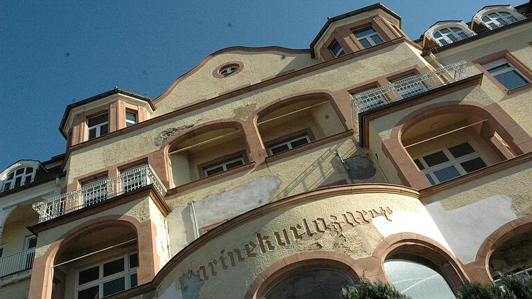 Wunderschöne alte Gebäude harren in Bad Kissingen der Dinge, die da hoffentlich noch kommen werden.