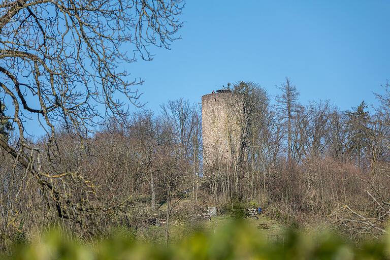 Die Burg Stolzenberg liegt auf einem Berg oberhalb von Bad Soden und ist der Höhepunkt der Tour. Die Ruine der Burg Stolzenberg ist heute frei zugänglich und besteht aus einem etwa zwanzig Meter hohen Bergfried, mit Blick bis in den Spessart. Auf die moderne Aussichtsplattform gelangt man über einen ebenerdig angelegten Zugang.