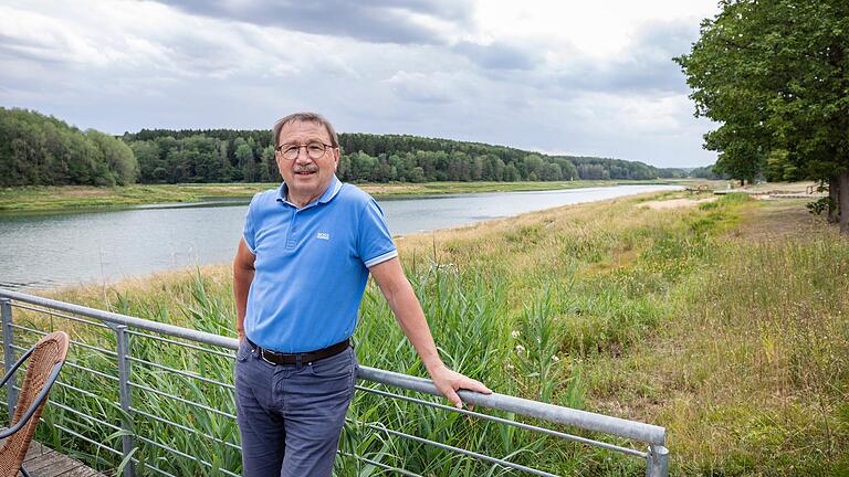 Friedel Heckenlauer, Bürgermeister von Stadtlauringen, denkt schon über die Eröffnung des wieder aufgestauten Ellertshäuser Sees nach. 2021 wurde mit dem Ablassen des Sees begonnen. Baden ist jetzt schon wieder möglich. Allerdings ist der See noch nicht so, wie er einmal war. Dazu fehlen noch einige Meter Wasser. Friedel Heckenlauer, Bürgermeister von Stadtlauringen, denkt schon über die Eröffnung des wieder aufgestauten Ellertshäuser Sees nach. 2021 wurde mit dem Ablassen des Sees begonnen. Baden ist jetzt schon wieder möglich. Allerdings ist der See noch nicht so, wie er einmal war. Dazu fehlen noch einige Meter Wasser. 