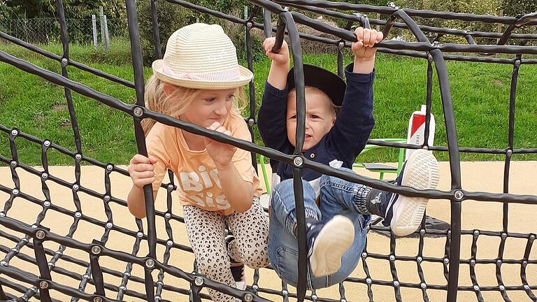 Inklusionsspielplatz in Sendelbach: Marlene und ihr Bruder Jonas aus Partenstein haben das Klettergerüst erobert. Inklusionsspielplatz in Sendelbach: Marlene und ihr Bruder Jonas aus Partenstein haben das Klettergerüst erobert. 