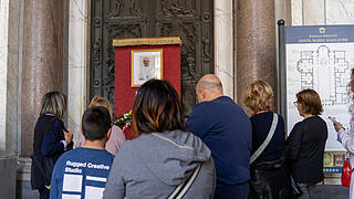 Die folgenden Fotos zeigen die Lieblingskirche des verstorbenen Papstes, Santa Maria Maggiore. Sie sind kurz nach Bekanntwerden seines Todes aufgenommen worden. Gläubige tragen sich am Traueraltar in ein Kondolenzbuch ein.