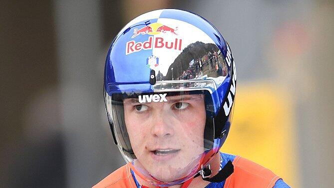Rodeln: Weltcup       -  Dominik Fischnaller bei der Zieleinfahrt im Weltcup in Königssee. Der italienische Spitzen-Rennrodler wird derzeit im Landkreis für Olympia fitgemacht.
