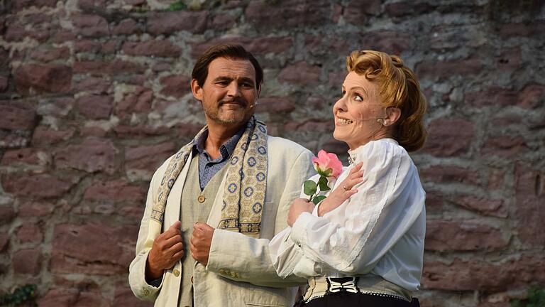 Am Freitag wurden die Scherenburgfestspiele in Gemünden mit der Komödie &quot;Der Raub der Sabinerinnen&quot; eröffnet. Im Bild: Weinhändler Karl August Gross (Carsten Ceming) und Hausmädchen Rosa (Julia Rüfer).
