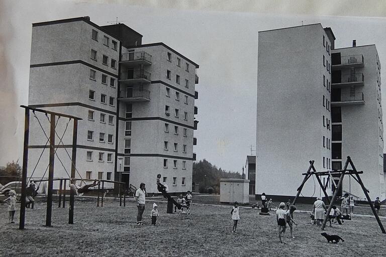 Der Kinderspielplatz an den ersten Hochhäusern Haßfurts wurde 1973 eingeweiht. Der Kinderspielplatz an den ersten Hochhäusern Haßfurts wurde 1973 eingeweiht.