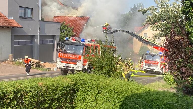Rasch breiteten sich die Flammen an der Garage aus. Rasch breiteten sich die Flammen an der Garage aus.