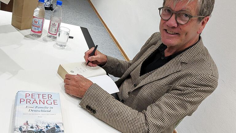 Schriftsteller Peter Prange (68) musste nach dem Vortrag viele Bücher signieren. - Schriftsteller Peter Prange (68) musste nach dem Vortrag viele Bücher signieren. Schriftsteller Peter Prange (68) musste nach dem Vortrag viele Bücher signieren. - Schriftsteller Peter Prange (68) musste nach dem Vortrag viele Bücher signieren.