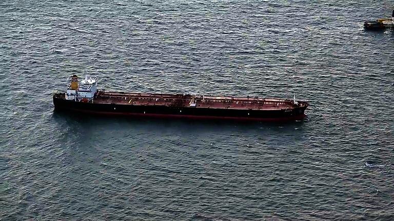 Manövrierunfähiger Öltanker vor Rügen - Der manövrierunfähige Öltanker „Eventin” wird aktuell auf die Reede vor dem Stadthafen Sassnitz geschleppt. Dort soll er am Sonntag eintreffen. Manövrierunfähiger Öltanker vor Rügen - Der manövrierunfähige Öltanker „Eventin” wird aktuell auf die Reede vor dem Stadthafen Sassnitz geschleppt. Dort soll er am Sonntag eintreffen.