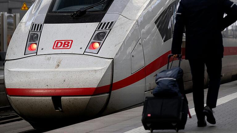 Ein ICE musste am vergangenen Freitag in den Kitzinger Bahnhof zurückkehren, nachdem ein Mann den Zug beschädigt hatte (Symbolbild).